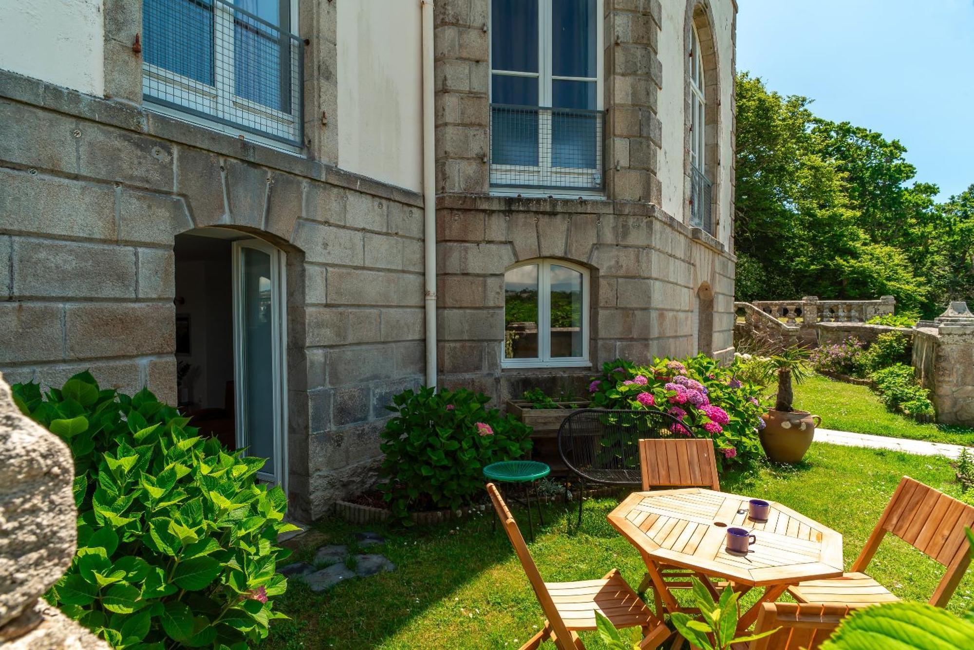 Au Chateau De Locqueran -